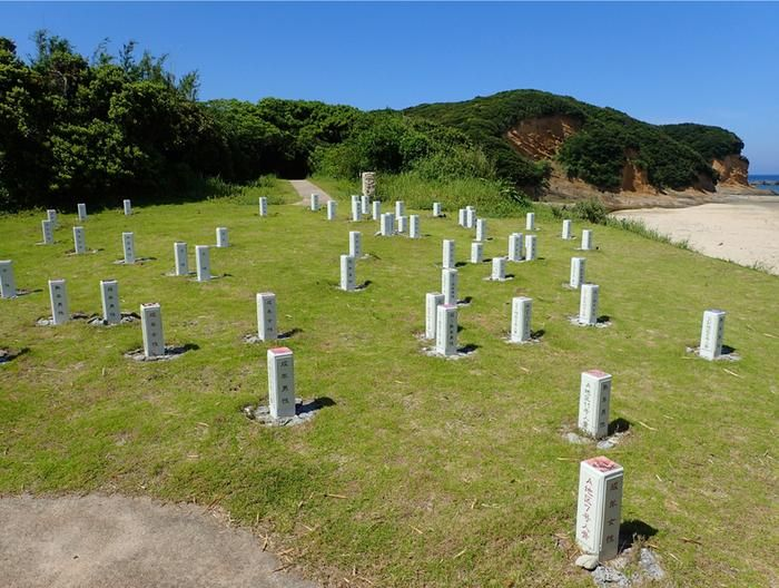 İşaretler, Japonya'nın Tanegashima kentindeki Hirota bölgesinde kazılan her cenazenin yerini gösteriyor.&nbsp;Kyushu Üniversitesi Müzesi