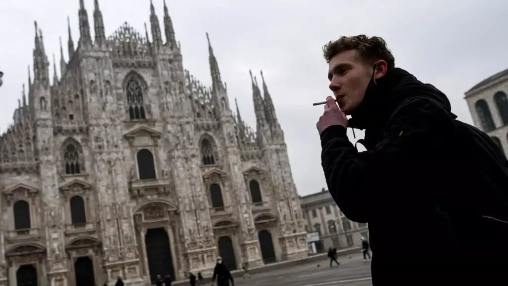Milano'da sigara içen bir genç. Fotoğraf: AFP