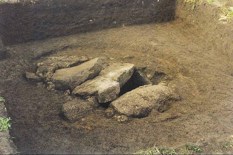 Araştırmacılar, Britanya’nın Bryher adasındaki bir Demir Çağı mezarında (fotoğrafta kapak taşlarının çoğu hala yerinde olarak görülüyor), savaşçı olabilecek bir kadının kötü korunmuş kalıntılarının bulunduğunu söylüyor.