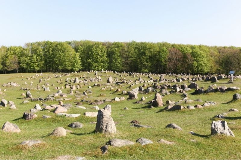 Kuzey Jutland yarımadasında bulunan Lindholm Hoje, 13. yüzyılda terk edilmiş bir Viking kasabasıydı. Arkeologlar burada çoğu tümülüs altında olmak üzere yaklaşık 700 mezarın bulunduğu bir nekropol ortaya çıkardılar. Tümülüslerin etrafına, ölen kişiyi öbür dünyaya taşıyacak gemilerin ana hatlarını oluşturmak için taşlar döşenmişti.