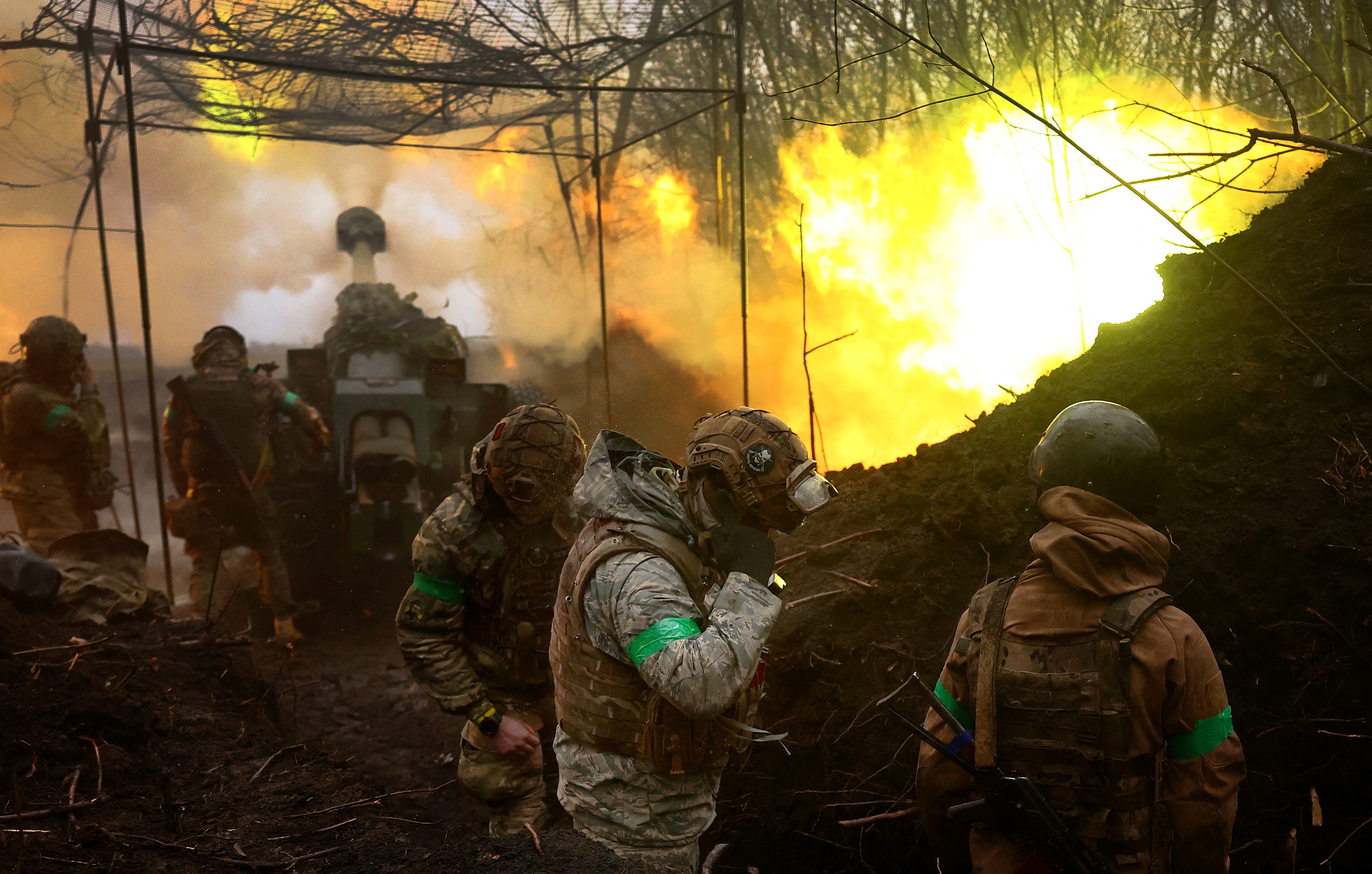 Ukrayna topçusu, Bahmut yakınlarındaki yoğun çatışmalar sırasında cephe hattına doğru ateş açıyor. Fotoğraf: Reuters