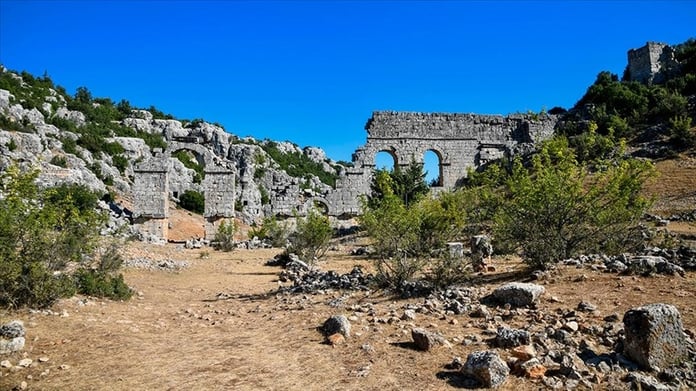 Mersin'deki Olba Antik Kenti'nde kadın heykeli ve 2 friz parçası bulundu