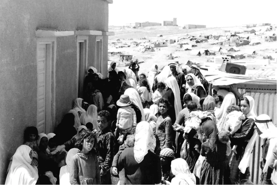 1948'deki ilk Arap-İsrail Savaşı sırasında Filistinli mültecilerin fotoğrafı. Bir sonraki yıl savaşın sonunda, yaklaşık 700.000 Filistinli yeni İsrail devletinden kaçmış ya da sınır dışı edilmiş ve komşu topraklarda mülteci konumundaydı.