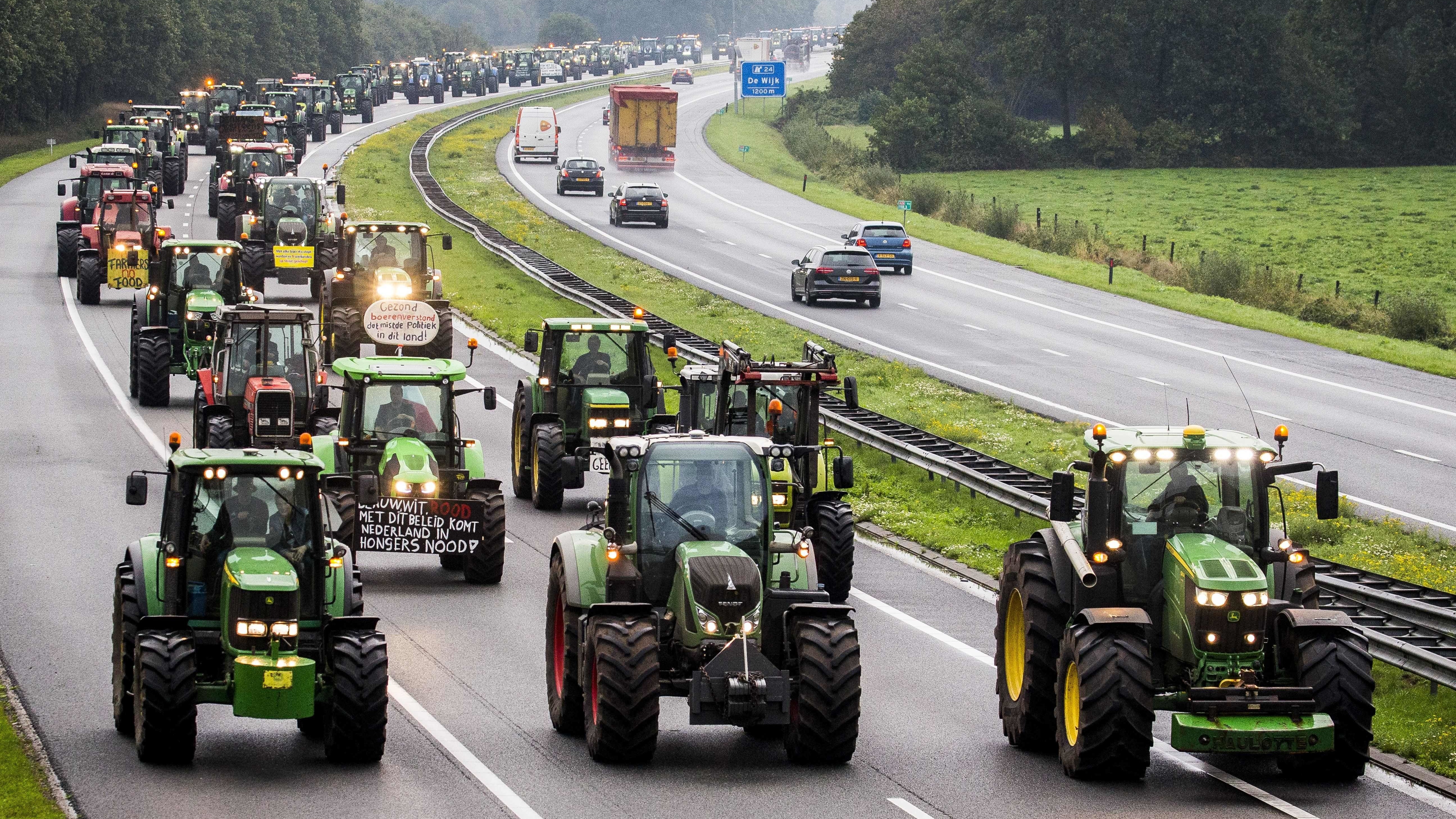 Hollanda'da çiftçiler, üretim maliyetlerini ve yeni standartları protesto etti.
