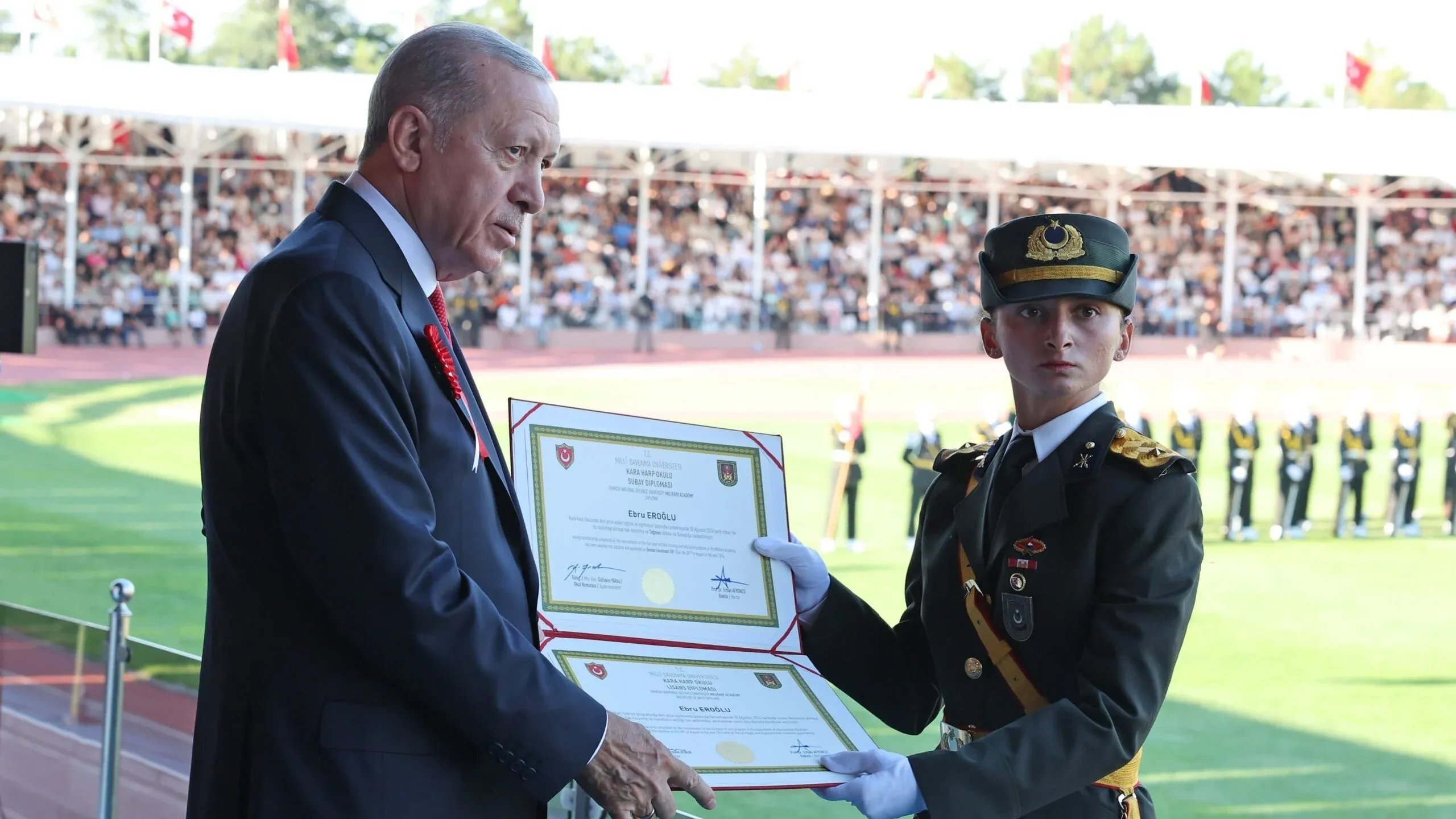 Dönem birincisi Teğmen Ebru Eroğlu, diplomasını Cumhurbaşkanı Erdoğan'dan alıyor. Fotoğraf: AA