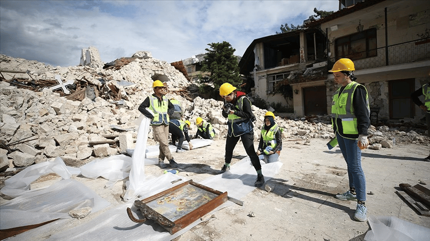 Hatay'da üniversite öğrencileri yıkılan tarihi kurtarmak için seferber oldular