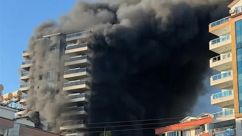 Antalya’daki 12 katlı otel inşaatında yangın çıktı