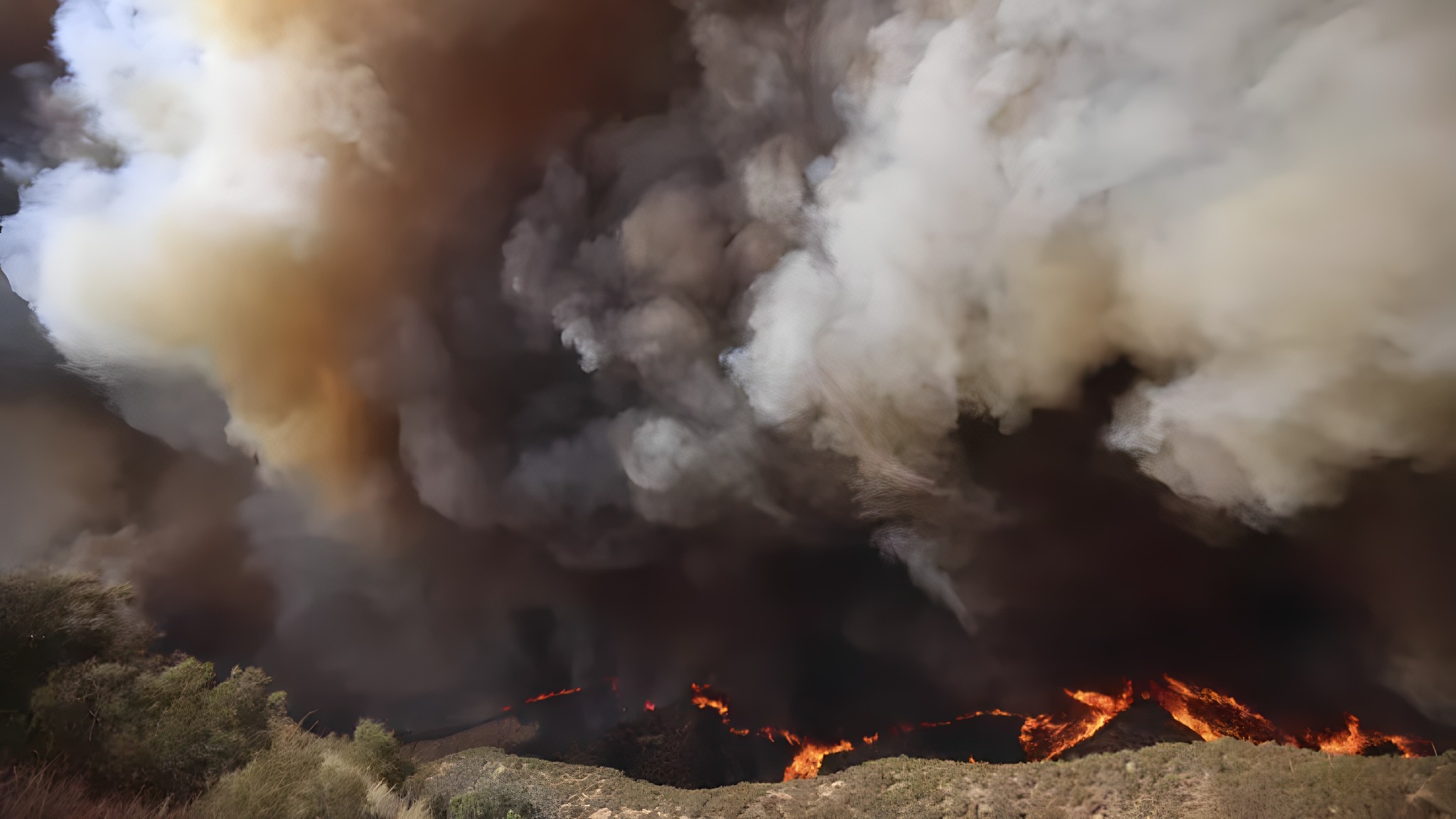 Castaic'te Hughes Yangınları sırasında duman bulutları yükseliyor. Fotoğraf: AP