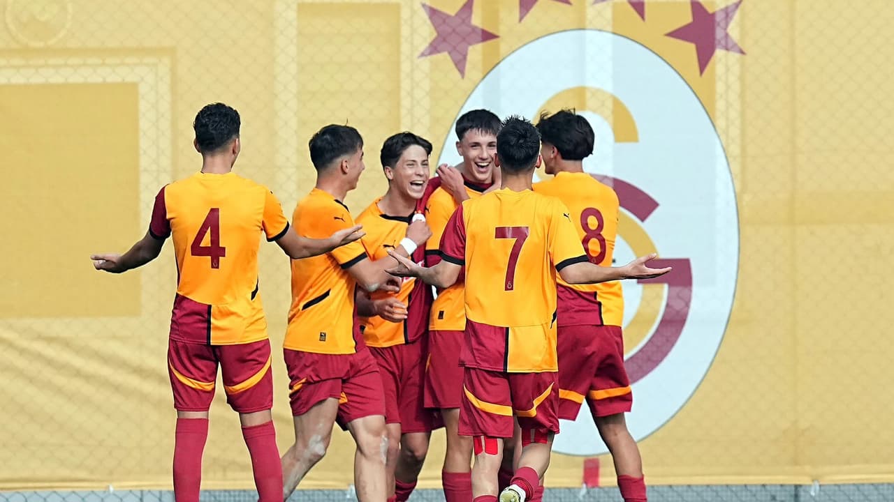Galatasaray U17, derbide Fenerbahçe U17'yi 8-1 mağlup etti