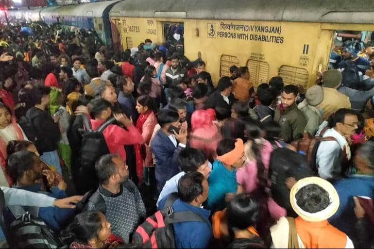 Hindistan'da tren istasyonunda izdiham çıktı: 18 ölü