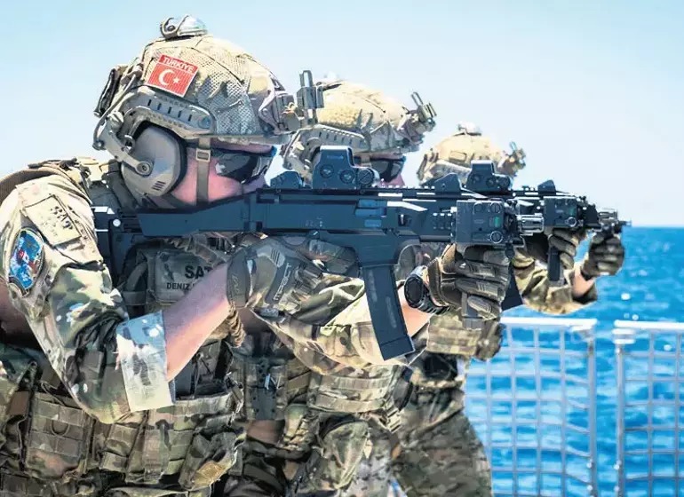 TCG Kınalıada’da Sualtı Taarruz ve Sualtı Savunma Komutanlığı timleri de görev yaptı. Timler, zaman zaman açık denizlerde silah atışları ve eğitim icra etti.