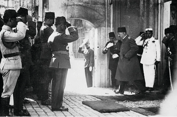 Sultan VI. Mehmed 1922 yılında Dolmabahçe Sarayı'ndan arka kapıdan ayrılırken. Birkaç gün sonra, Osmanlı İmparatorluğu sona ererken, bir İngiliz savaş gemisi onu sürgüne götürecekti.