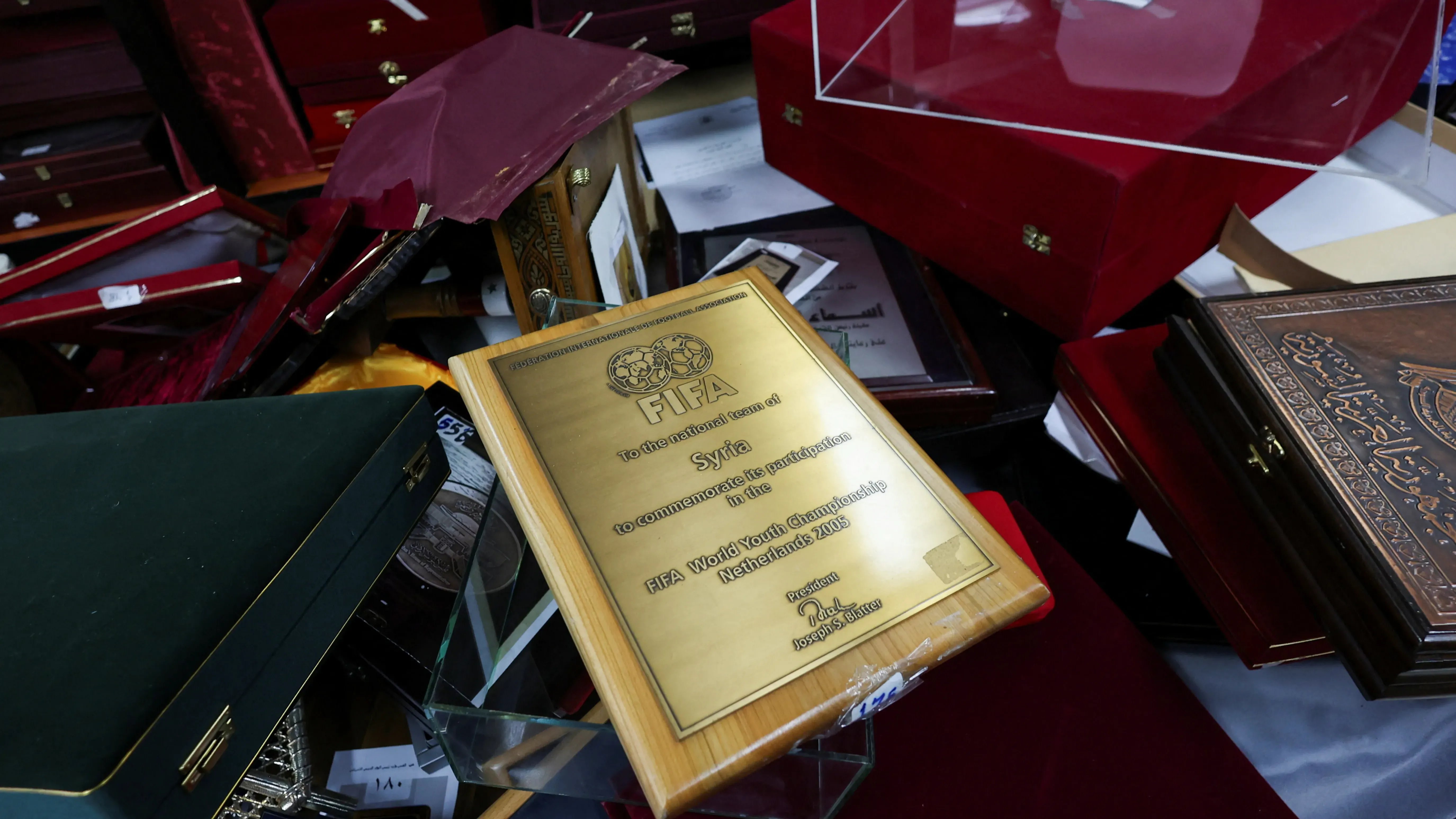 Esad'a FIFA tarafından verilen bir plaket. Fotoğraf: AFP