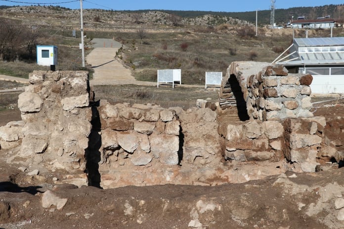 Arkeologlar Eskipazar'da kumbara gibi kullanılmış 1400 yıllık testi buldu