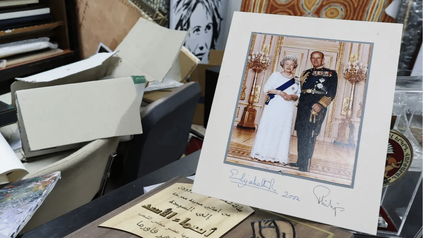 Esad'ın sarayında yer alan imzalı bir İngiltere kraliçesi fotoğrafı. Fotoğraf: AFP