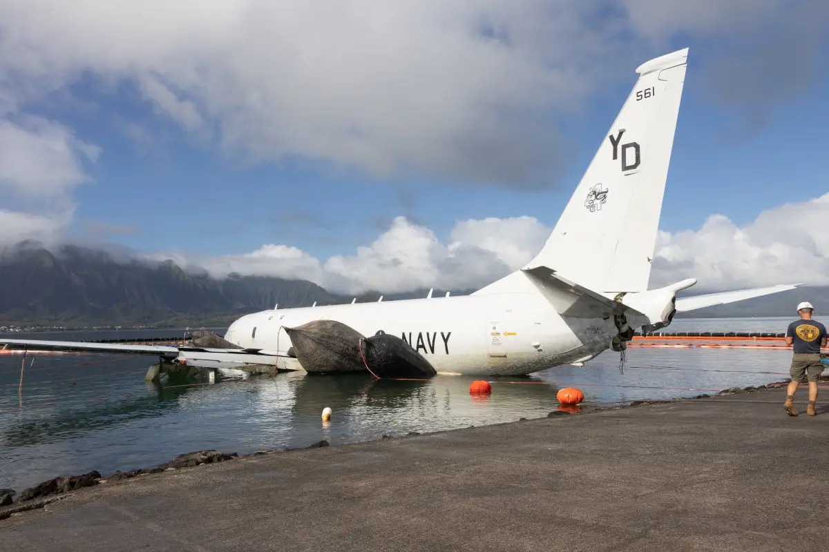 ABD Donanması P-8A Poseidon uçağını Hawaii'de sudan nasıl çıkardı?