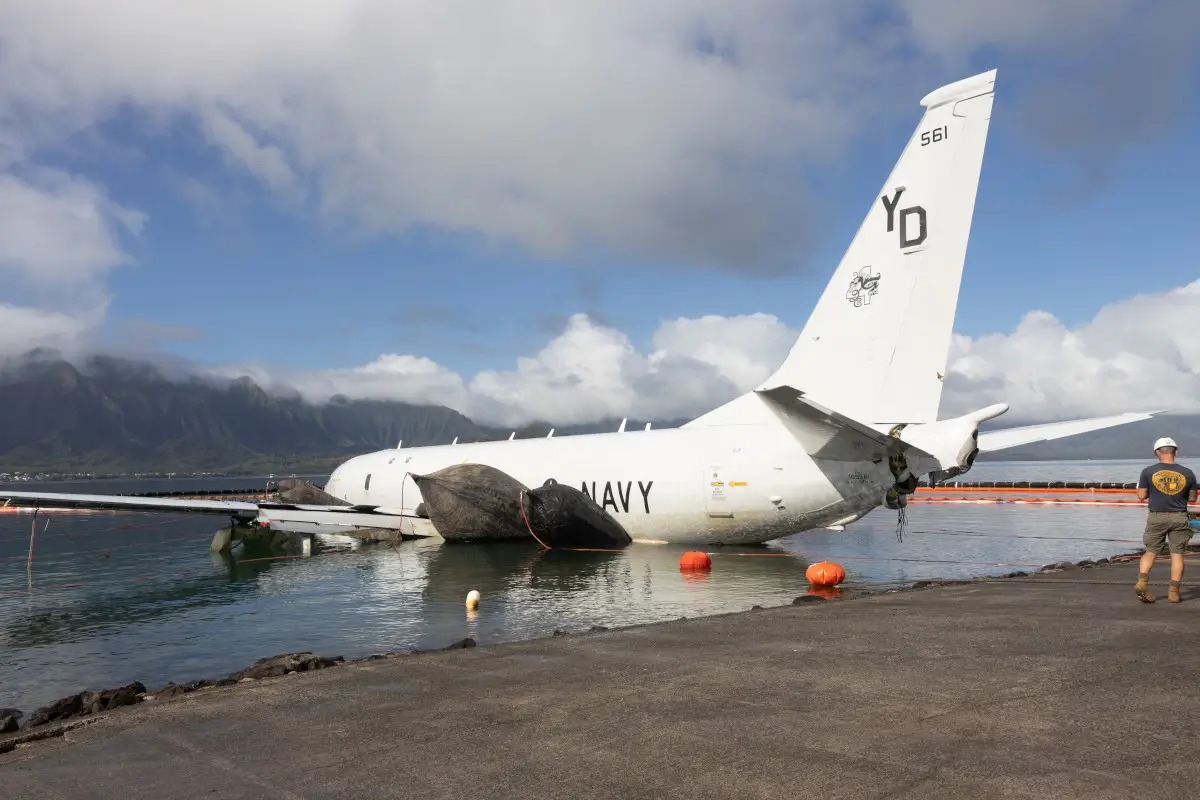 ABD Donanması P-8A Poseidon uçağını Hawaii'de sudan nasıl çıkardı?