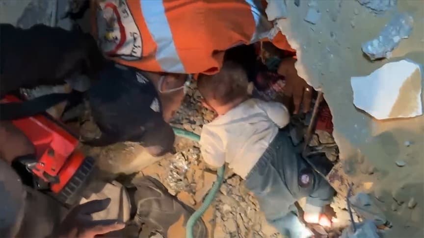 İsrail'in Cibaliya'daki hava saldırısında bebek kurtarıldı