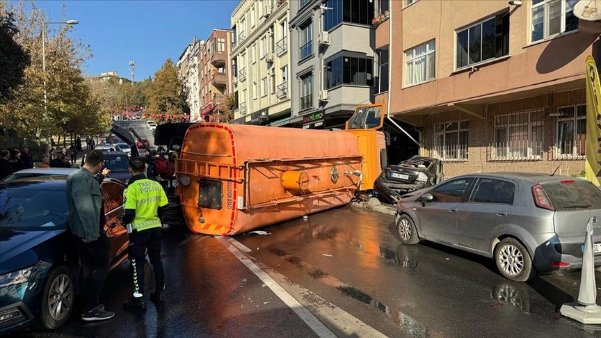 Bayrampaşa'da devrilen İBB'ye ait yol bakım aracı.