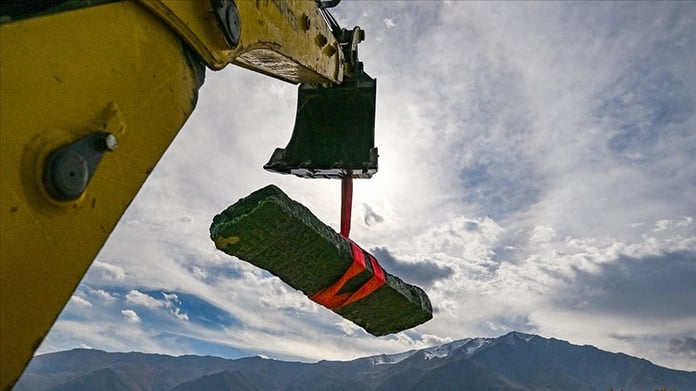 Van Gölü'nün çekilmesiyle ortaya çıkan Selçuklu mezar taşları