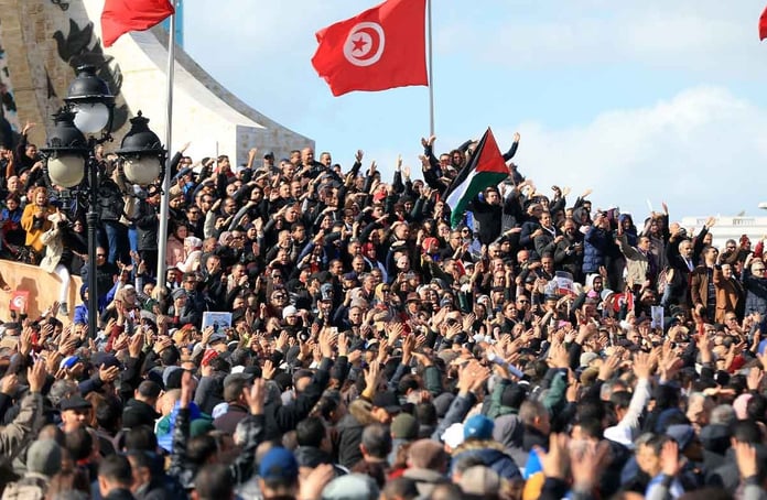 Tunus'ta protestolara katılan 17 bin öğretmenin maaşı kesildi
