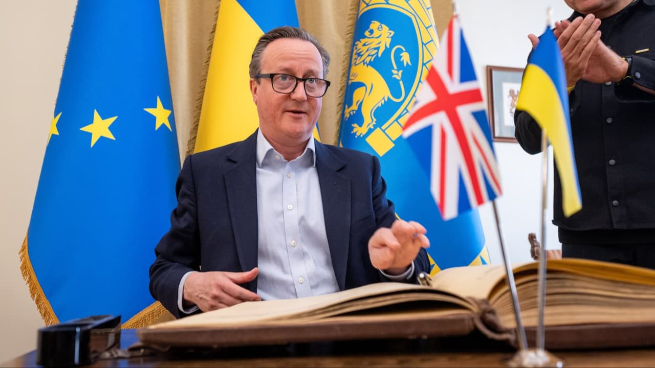 İngiltere Dışişleri Bakanı Cameron'u telefonda işlettiler
