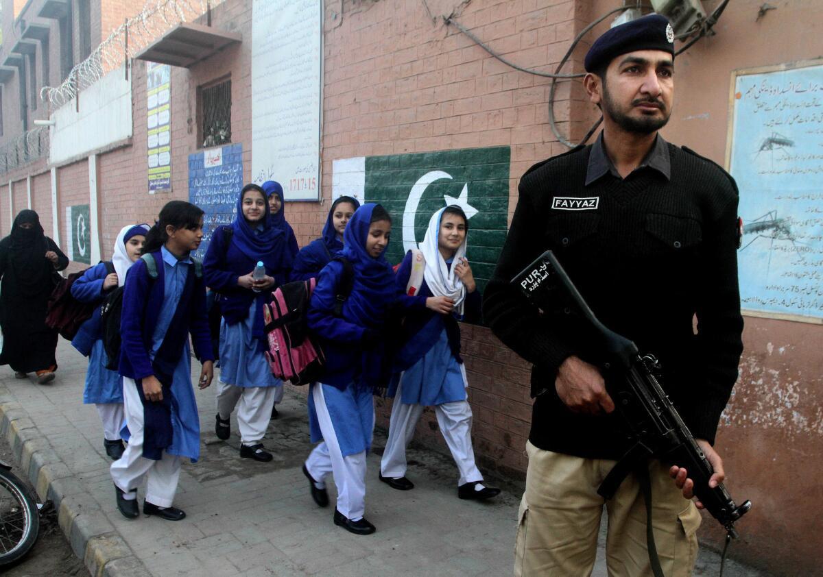 Pakistan'da terör tehdidi: Eğitim askıya alındı