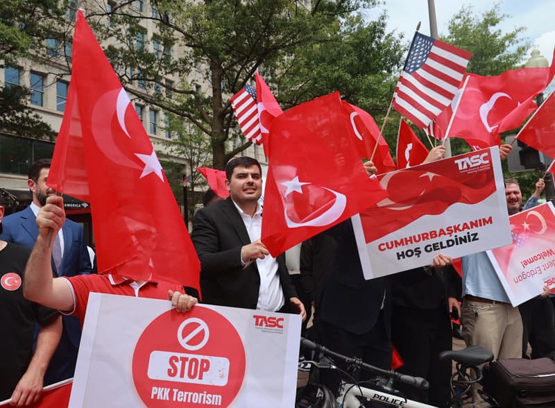 Erdoğan'ı ABD'deki otel önünde Türk vatandaşları karşıladı
