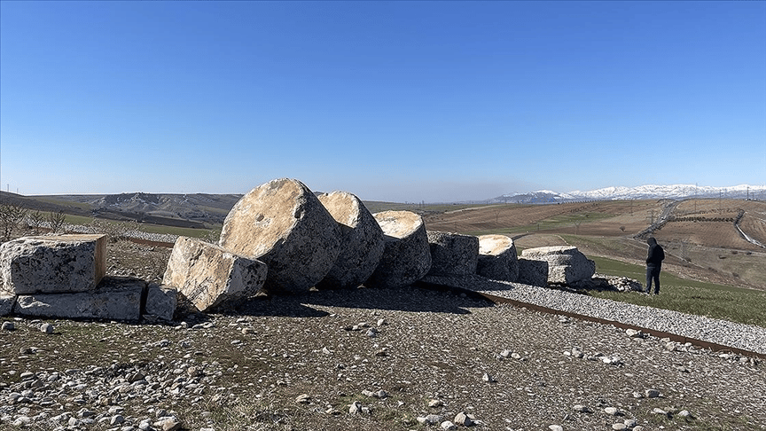 Deprem, Adıyaman'daki tarihi tümülüsteki sütunu da devirdi