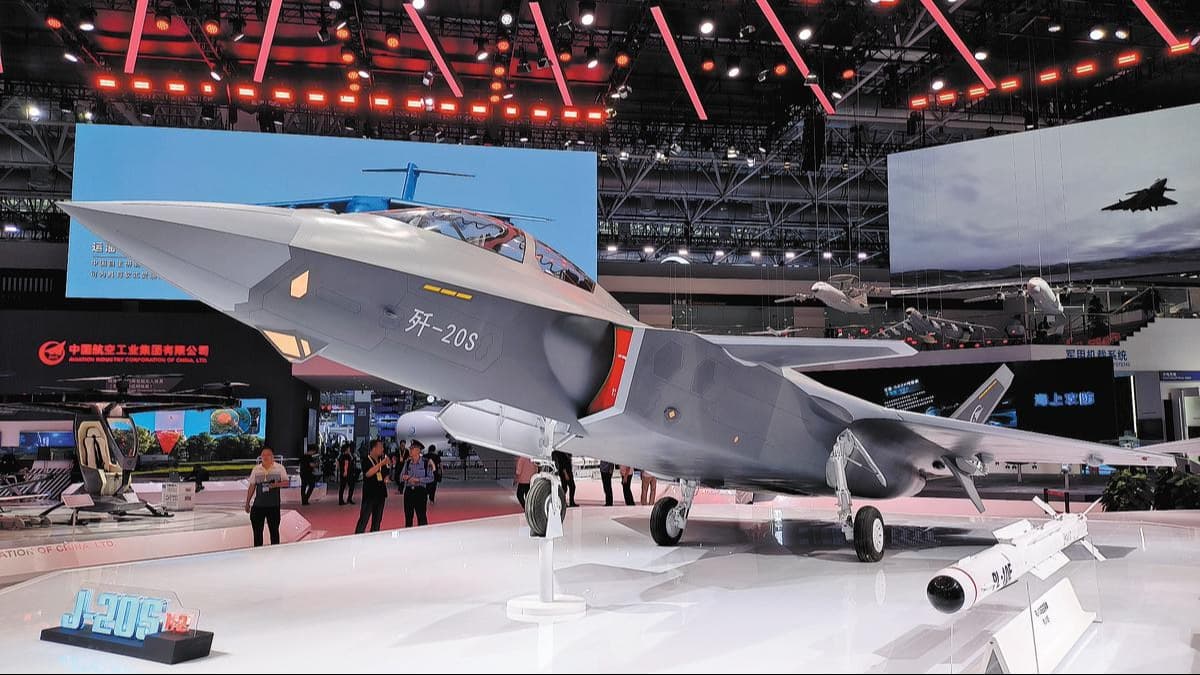 Çin, dünyanın ilk çift koltuklu stealth avcı uçağı J-20S’i tanıttı