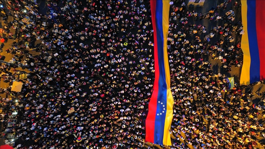 Venezuela'da halk protesto gösterisi düzenledi.