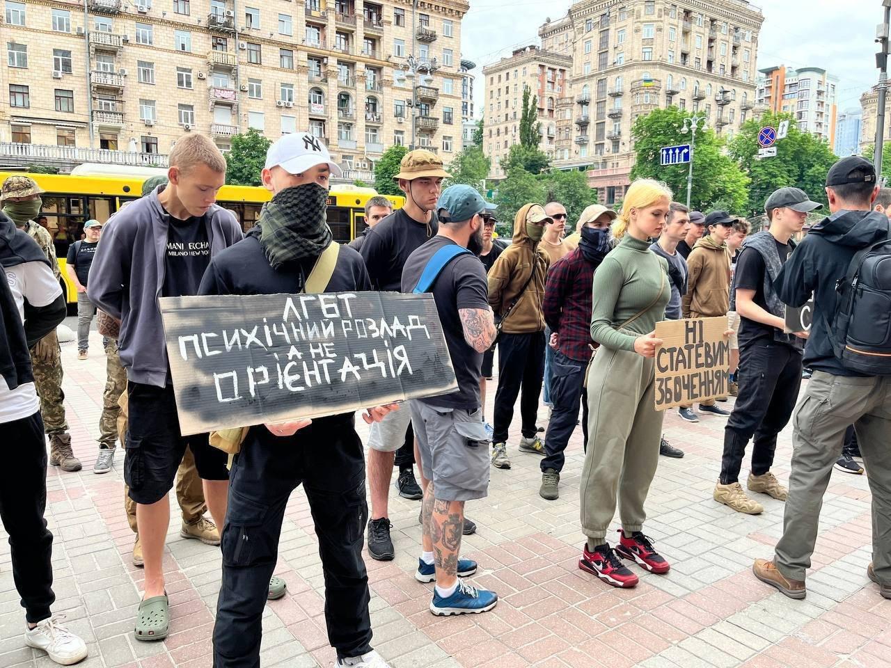 Kiev'de LGBT karşıtı miting: "Çocuklarımızı Rahat Bırakın"