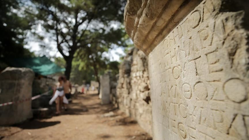 Phaselis'teki ana cadde tamamen gün yüzüne çıkarılıyor