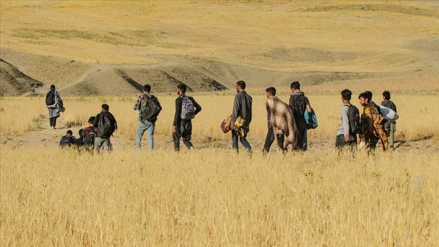 Pakistan ve İran milyonlarca Afgan göçmeni sınır dışı ediyor