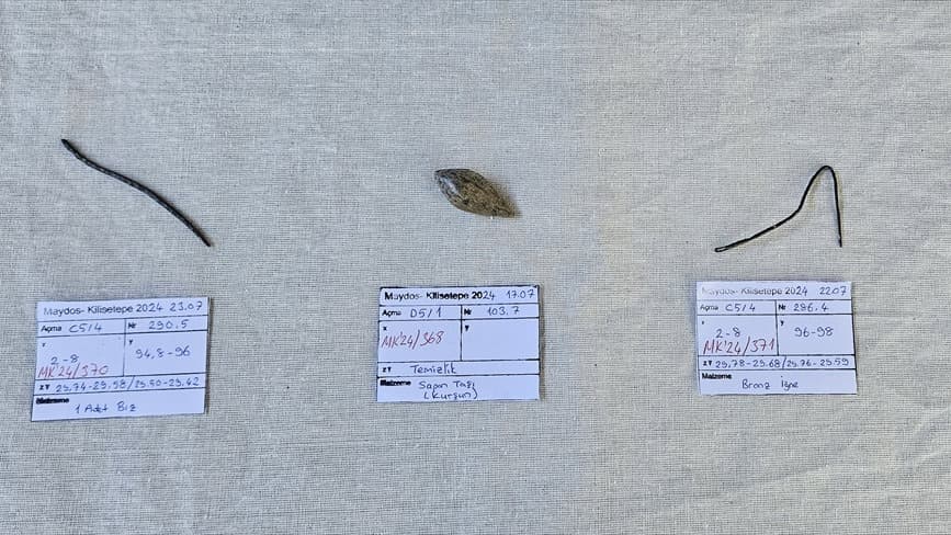 Çanakkale'de 3900 yıllık silindir mühür ve kurşun sapan taşı bulundu