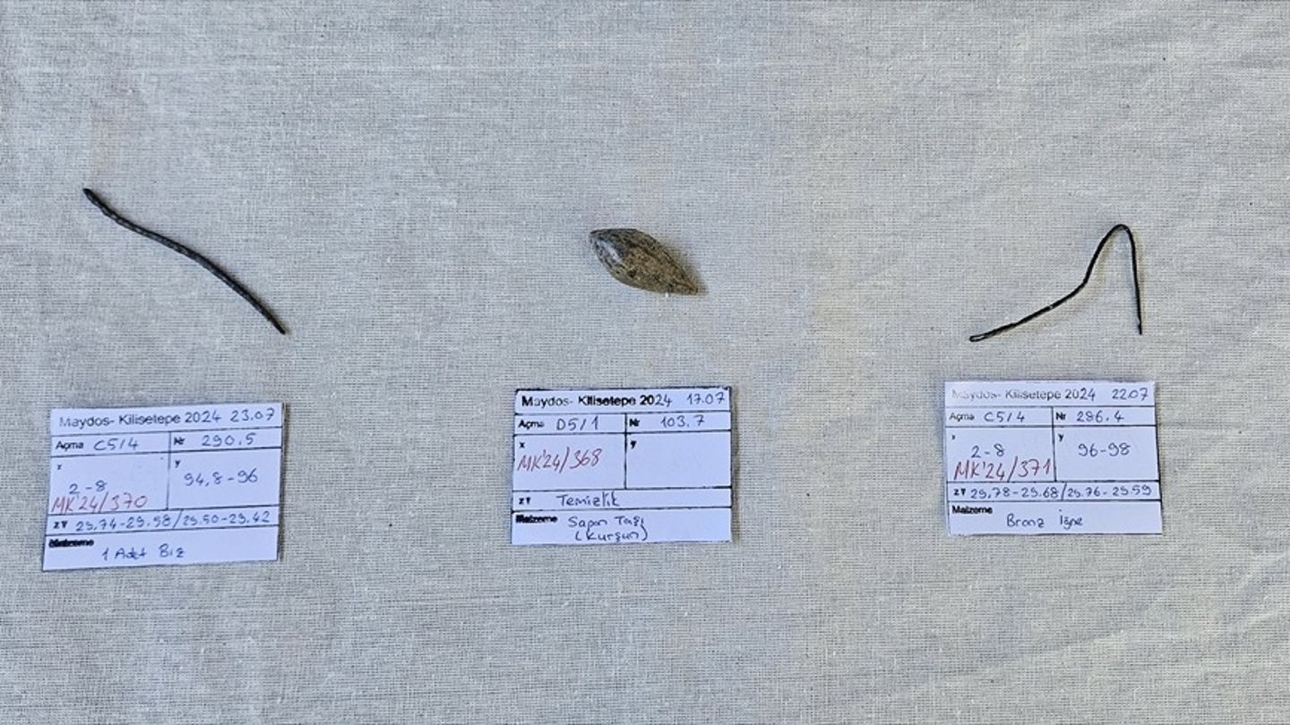 Çanakkale'de 3900 yıllık silindir mühür ve kurşun sapan taşı bulundu