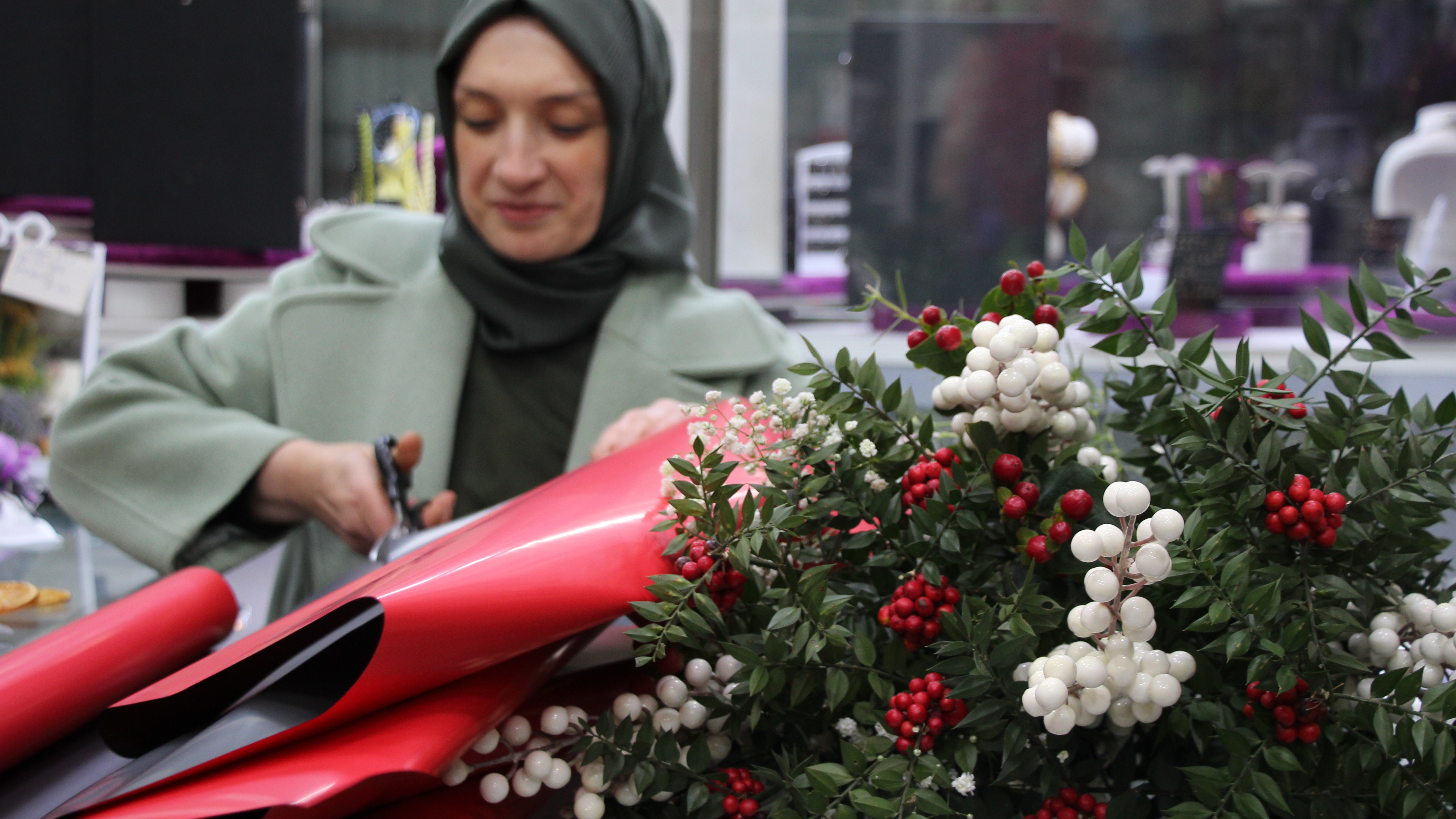 Kokina buketi hazırlayan bir çiçekçi. Fotoğraf: AA / Mine Yıldırım