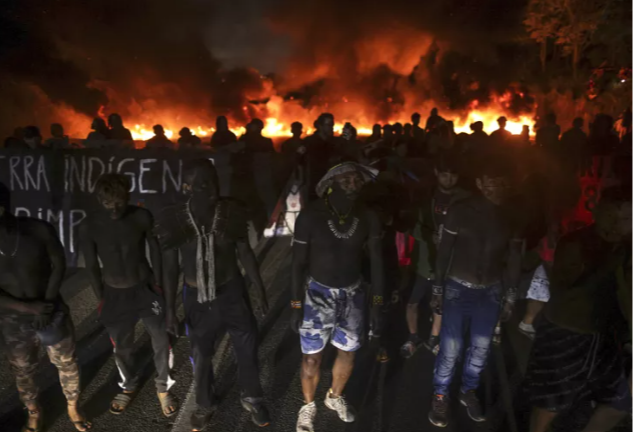 Brezilya’da yerliler, ata topraklarındaki haklarının sınırlanmasını öngören yasa tasarısı Kongrenin alt kanadı Temsilciler Meclisi'nde oylanırken gösteri düzenledi.