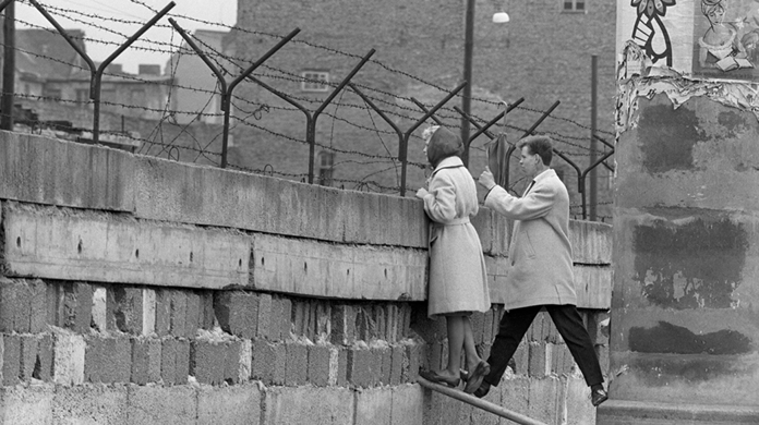 Soğuk Savaş sembolü olarak Berlin Duvarı