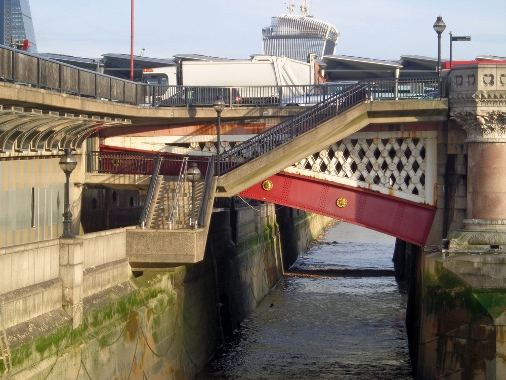 Blackfriars Köprüsü'nün altındaki set duvarında bir drenaj çıkışı olarak görünen Fleet Nehri'nin ağzı.