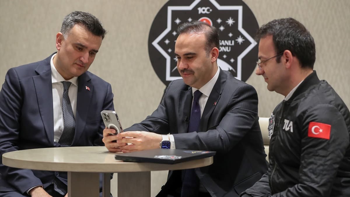 Bakan Kacır, ilk Türk astronot Alper Gezeravcı ile görüştü