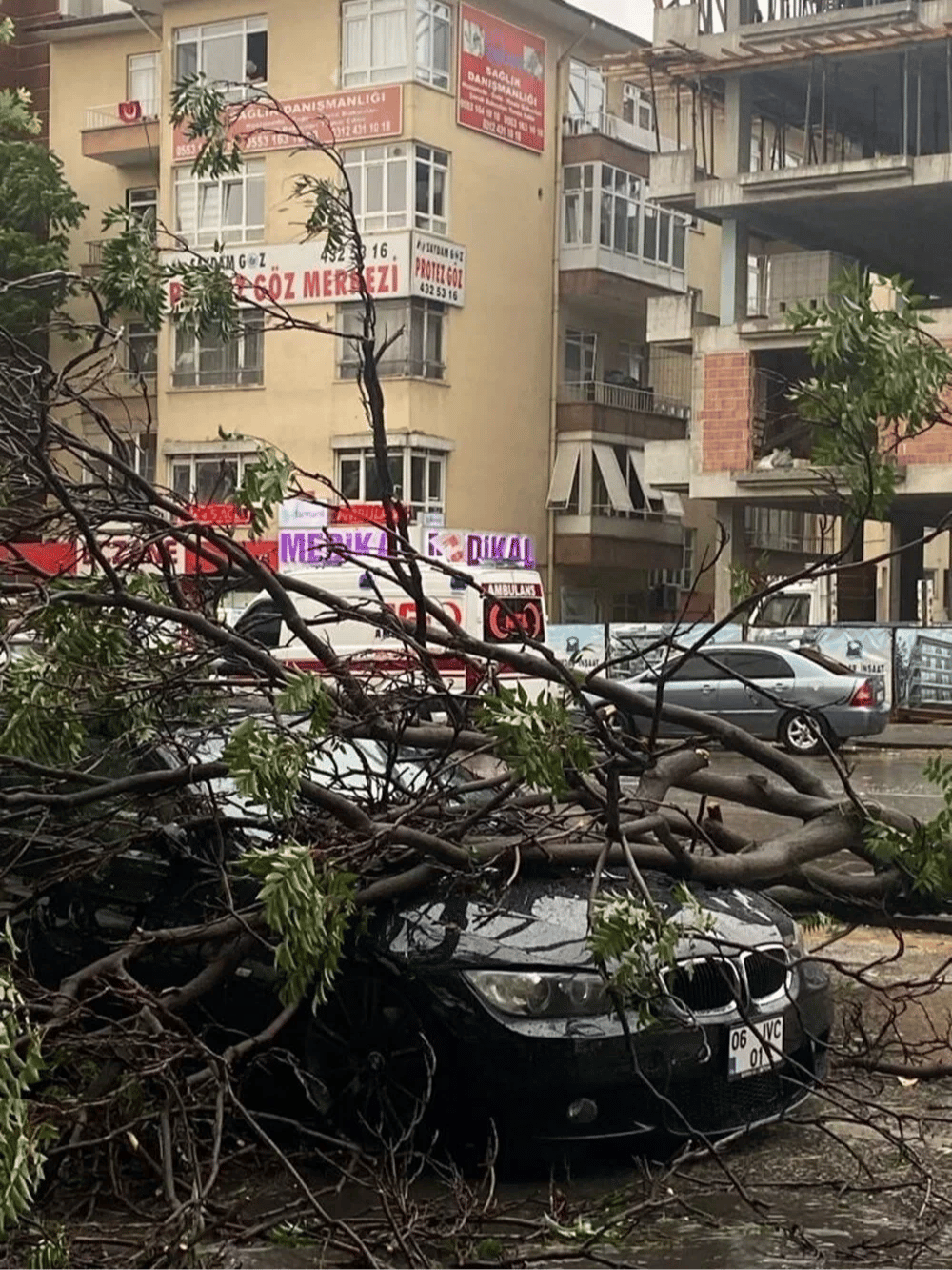 Ankara'da dolu ve sağanak yağış yolları göle çevirdi