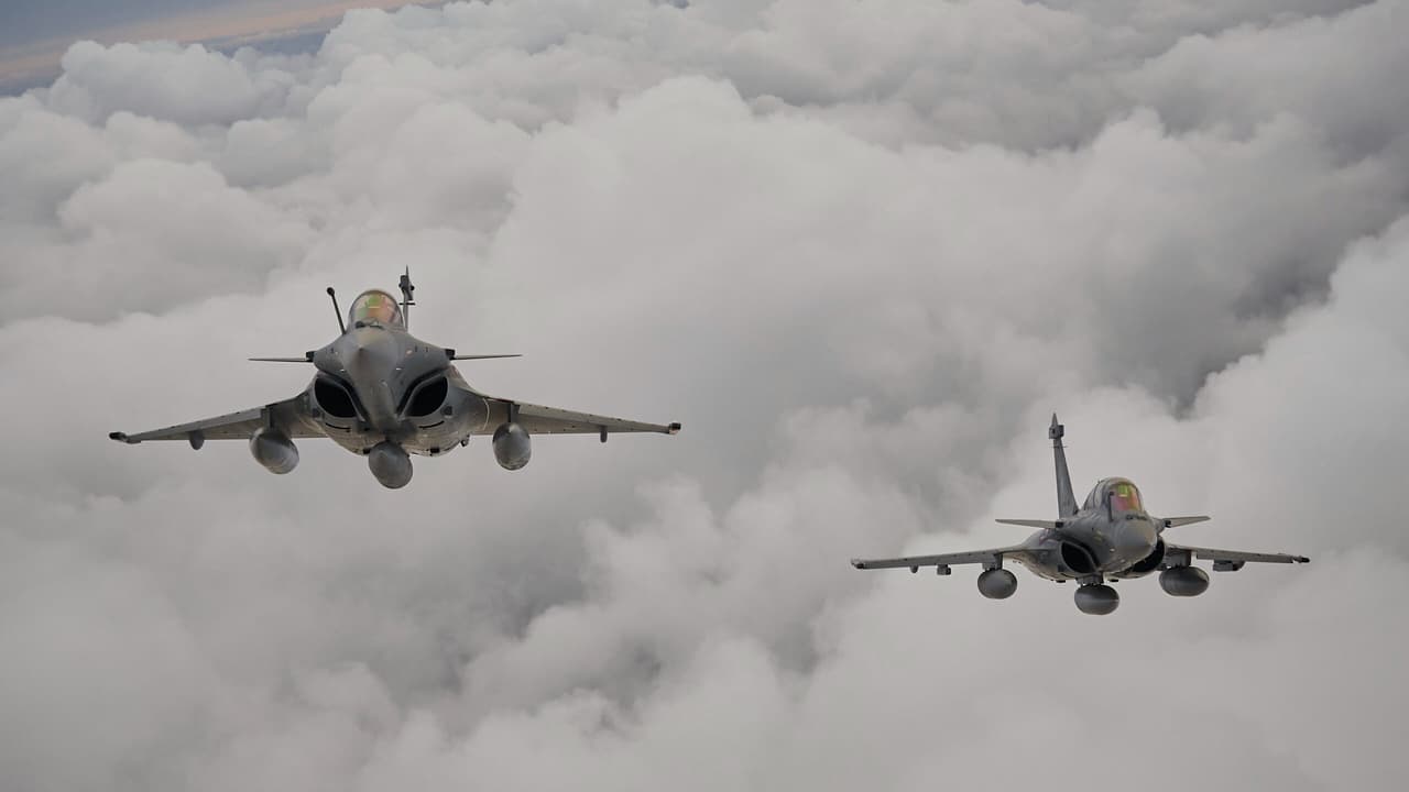 Sırbistan, Fransa’dan 12 adet Rafale savaş uçağı alımı için imzaları attı