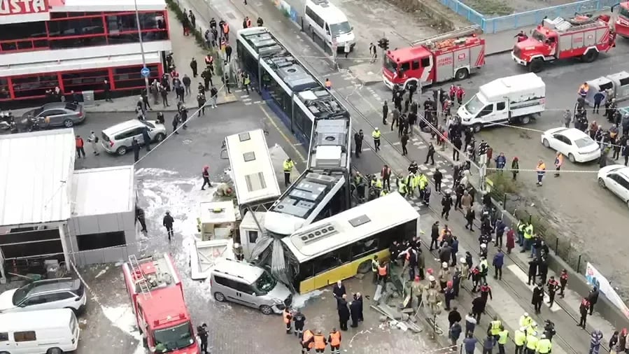 Eyüpsultan'da tramvayla çarpışan İETT otobüsünün karıştığı kaza.
