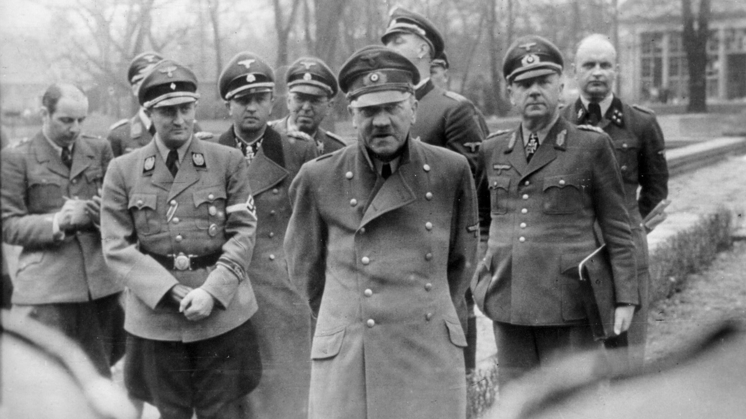 Adolf Hitler ve SS subayları
