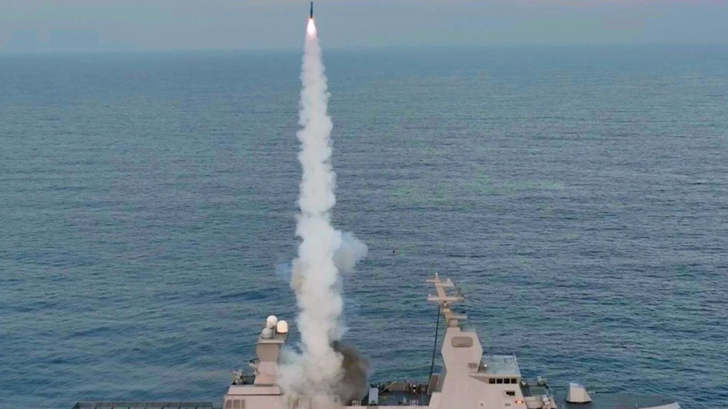 İsrail, Sa'ar 6 sınıfı korvetten LRAD hava savunma füzesini ateşledi
