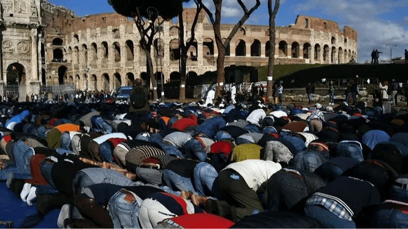 Roma'da Müslümanlar protesto için Kolezyum'un önünde namaz kıldı