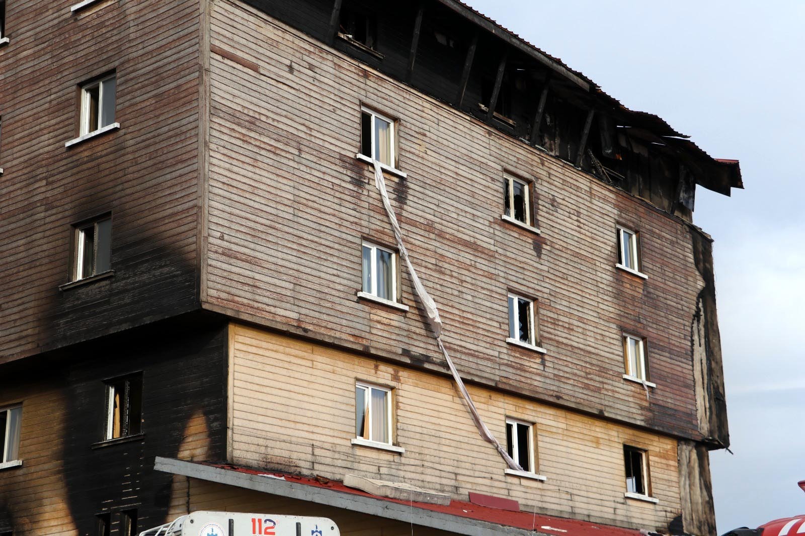 Fatih Güller'in çarşafları birbirine bağladığı o pencere. Fotoğraf: DHA