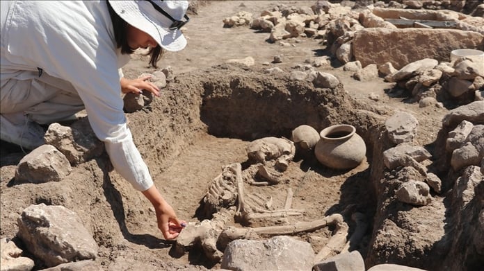 Yerleşik yaşamın izlerini barındıran Çayönü Höyüğünde 5 sandık mezar daha bulundu