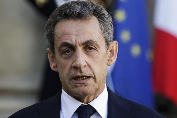 Fransa'da eski Cumhurbaşkanı'na elektronik kelepçe takıldı